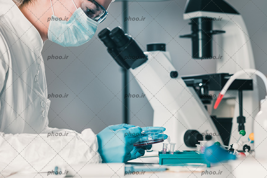 عکس با کیفیت پزشک در حال آزمایش و در حال استفاده از میکروسکوپ