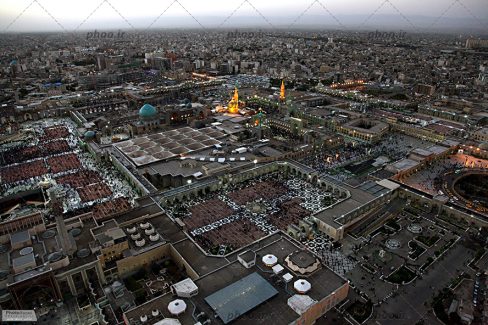 عکس با کیفیت حرم زیبا در وسط شهر از نمای دور