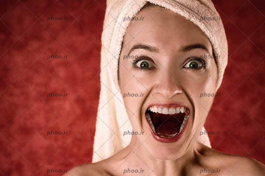 عکس با کیفیت حوله بر روی سر زن و زن در حال فریاد زدن به دلیل ذوق و خوشحالی
