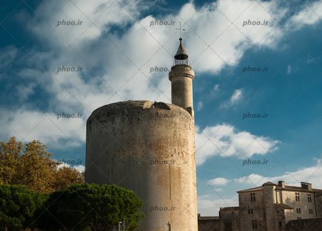 عکس با کیفیت گنبد سنگی به همراه گلدسته ی سنگی و آسمان
