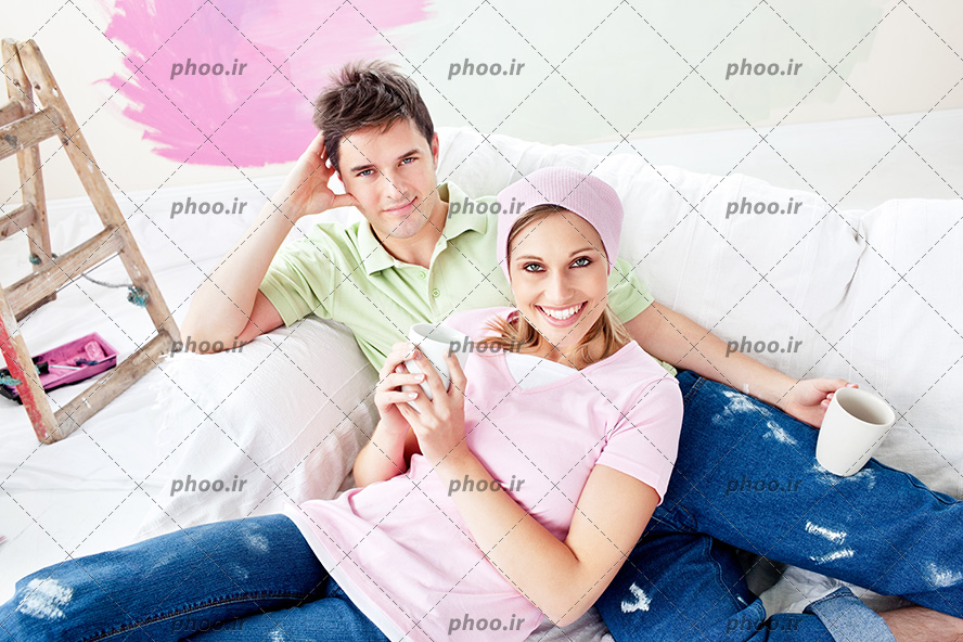 عکس با کیفیت زن و مرد در حال استراحت بعد از رنگ زن دیوار