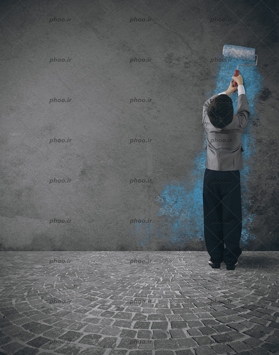 عکس با کیفیت کودک در حال رنگ کردن دیوار به کمک غلتک