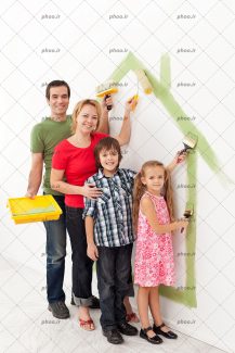 عکس با کیفیت خانواده ی خوشحال در کنار یکدیگر و در حال کشیدن نقاشی بر روی دیوار به کمک قلمو و غلتک