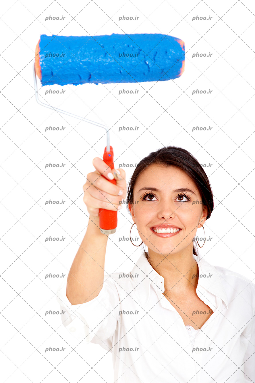 عکس با کیفیت غلتک آغشته به رنگ آبی در دست زن لبخند به لب