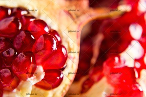 عکس با کیفیت دانه های قرمزو سرخ انار از نمای نزدیک