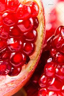 عکس با کیفیت انار نصف شده و دانه های سرخ انار از نمای نزدیک