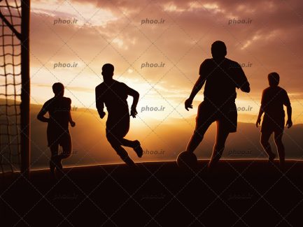 عکس با کیفیت آسمان در حال غروب و تاریک شدن و چند فوتبالیست در حال بازی
