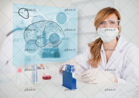 عکس با کیفیت نقاشی مغز انسان بر روی صفحه مانیتور شیشه ای و پزشک با روپوش سفید و عینک ایمنی