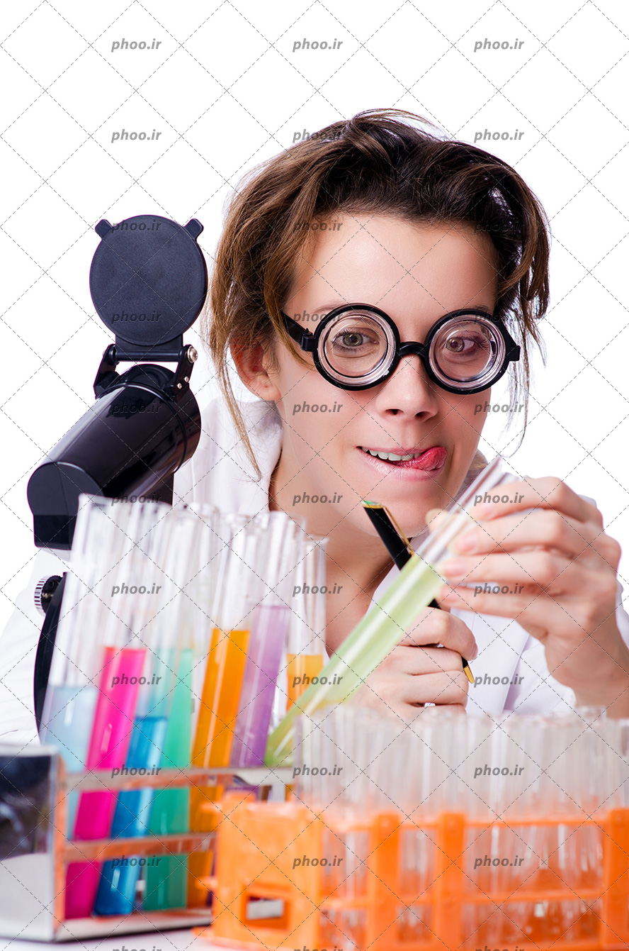 عکس با کیفیت زن با عینکدر حال آزمایش و استفاده از شیشه آلات آزمایشگاهی