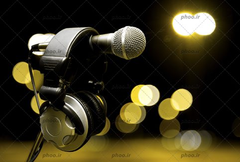 عکس با کیفیت هدفون بر روی میکروفون و نور های درخشان