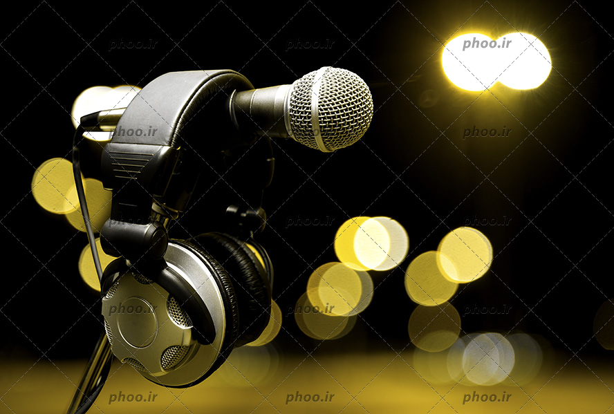 عکس با کیفیت هدفون بر روی میکروفون و نور های درخشان