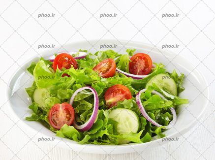 عکس با کیفیت سالاد سبزیجات داخل ظرف در پس زمینه سفید