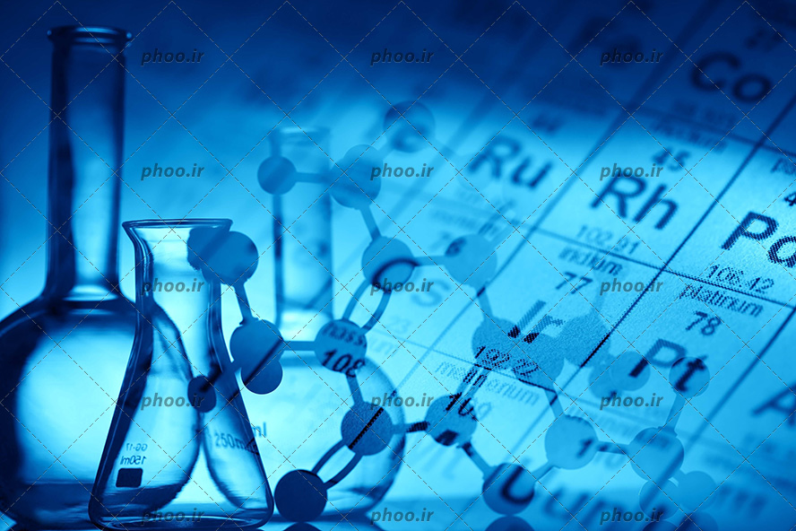 عکس با کیفیت شیشه آلات آزمایشگاه در کنار فرمول ها