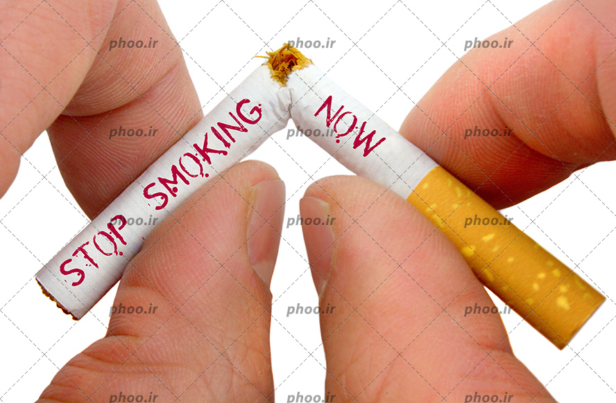 عکس با کیفیت سیگار نصف شده در دست مرد و پس زمینه به رنگ سفید