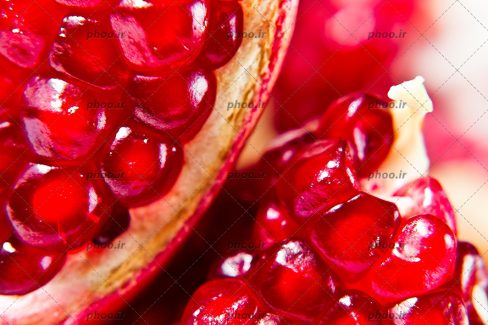 عکس با کیفیت انار خوشمزه با دانه های یاقوتی از نمای نزدیک