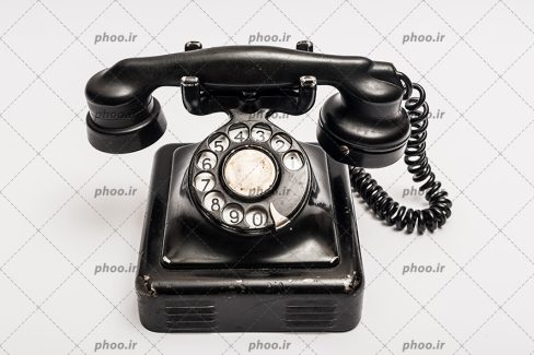 عکس با کیفیت تلفن قدیمی عتیقه به رنگ مشکی در پس زمینه سفید