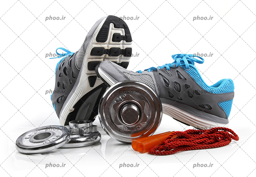 عکس با کیفیت کفش های کتونی به رنگ آبی و طوسی بر روی دمبل و طناب قرمز در کنار دمبل بر روی پس زمینه سفید
