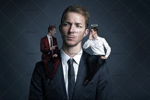 عکس با کیفیت مرد با کت شلوار مشکی و فرشته و شیطان بر روی شانه های چپ و راست