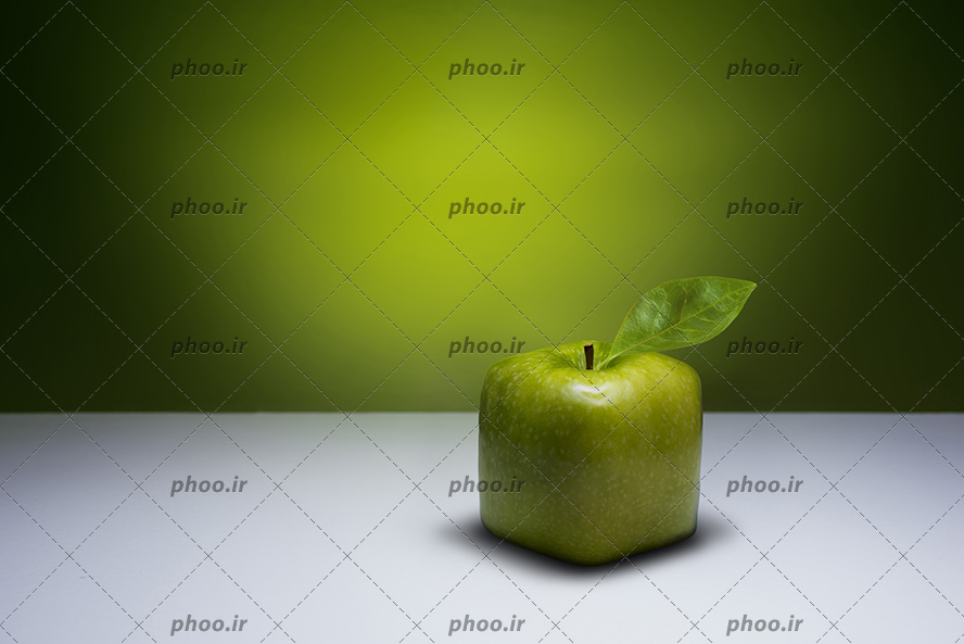 عکس با کیفیت سیب سبز به شکل مربع شکل و پس زمینه به رنگ سبز تیره