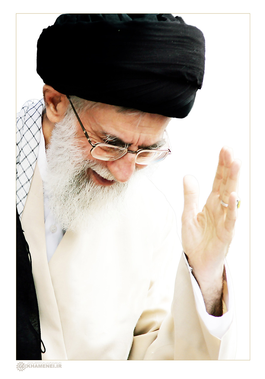 عکس با کیفیت حضرت خامنه ای در حال سلام دادن و پس زمینه به رنگ سفید