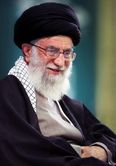 عکس با کیفیت مقام معظم رهبری با عبا و عمامه مشکی و لبخند زیبا بر لب