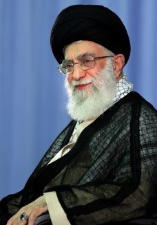 عکس با کیفیت پس زمینه به رنگ بنفش و امام خامنه ای با عبا و عمامه مشکی
