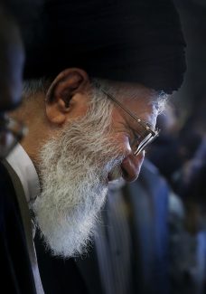 عکس با کیفیت چهره ی حضرت خامنه از از نیم رخ با عبا و عمامه مشکی