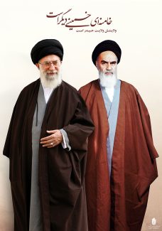 عکس با کیفیت امام خمینی و حضرت خامنه ای در کنار یکدیگر با عمامه و عبا به رنگ قهوه ای و مشکی و متن خامنه ای خمینی دیگر است