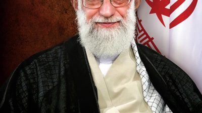 عکس با کیفیت حضرت خامنه ای با عمامه و عبا مشکی و پرچم ایران در کنارش
