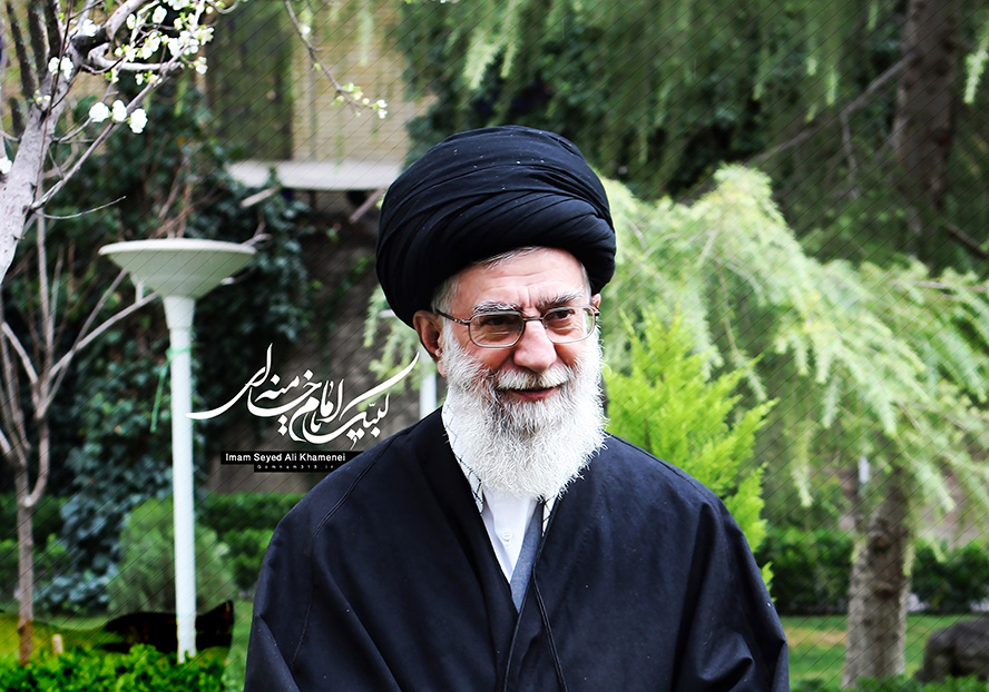عکس با کیفیت حضرت خامنه ای ایستاده در باغ سرسبز و متن لبیک یا امام خامنه ای در کنارش