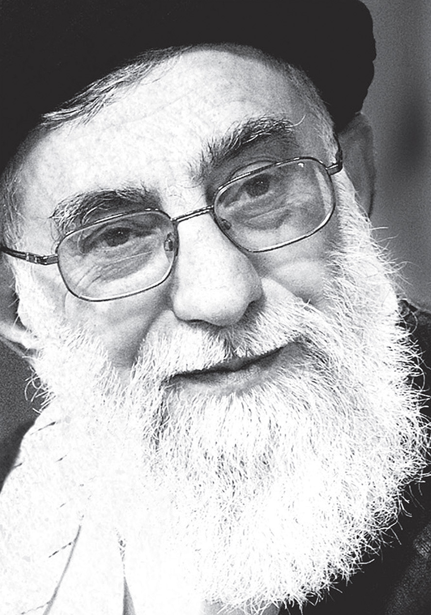 عکس با کیفیت سیاه و سفید چهره ی حضرت خامنه ای از نمای نزدیک