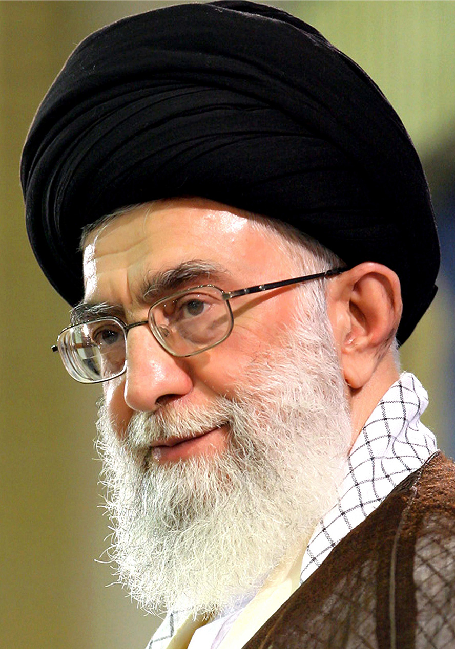 عکس با کیفیت چهره ی سه رخ حضرت خامنه ای با عمامه مشکی