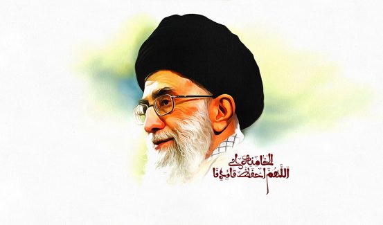 عکس با کیفیت چهره ی نیم رخ حضرت خامنه ای در زمینه ی سبز پاستلی و متن اللهم احفظ قاعدنا الخامنه در کنار تصویر