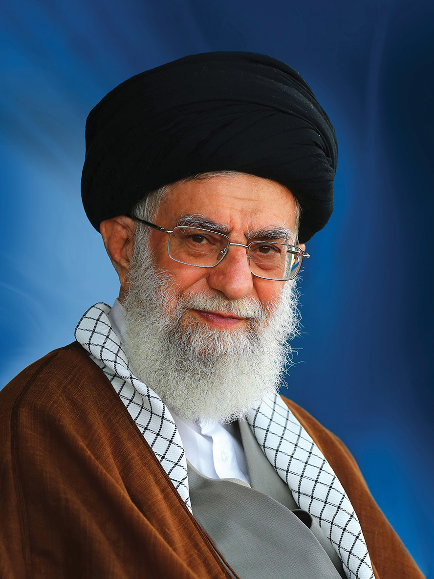 عکس با کیفیت چهره آیت الله خامنه ای با عمامه مشکی و عبا قهوه ای و پس زمینه به رنگ آبی