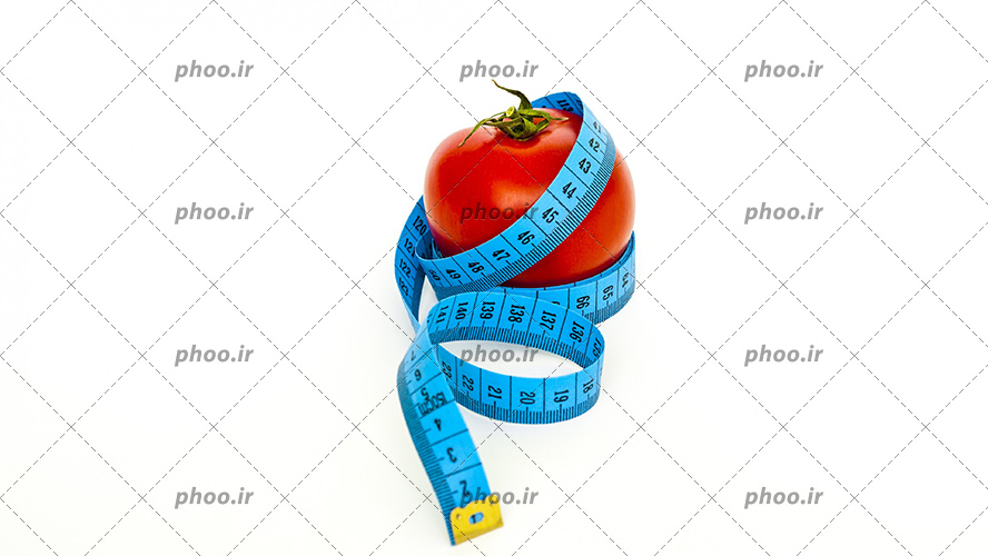 عکس با کیفیت گوجه فرنگی قرمز در پس زمینه سفید و متر به دور آن به منظور رژیم غذایی