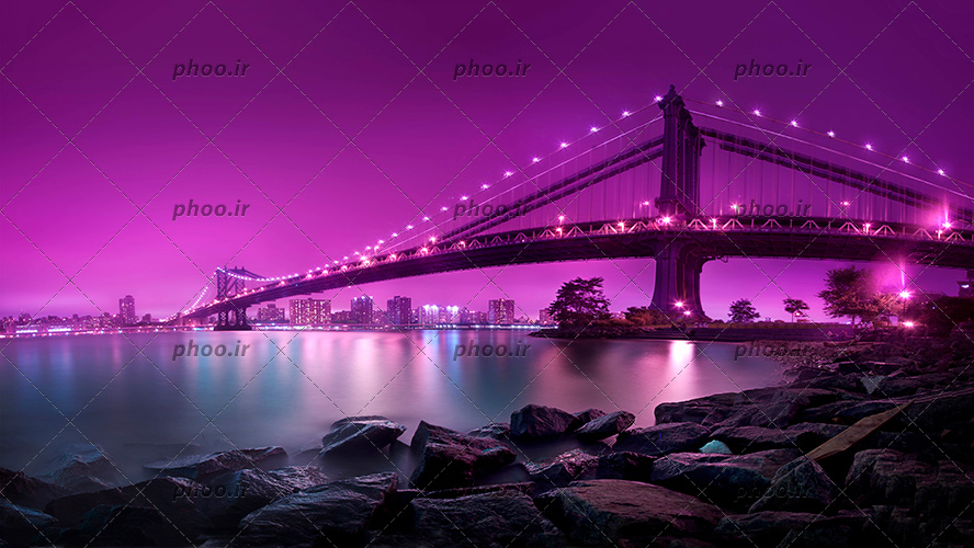 عکس با کیفیت آسمان به رنگ بنفش و پل زیبا و دریاچه در پایین پل