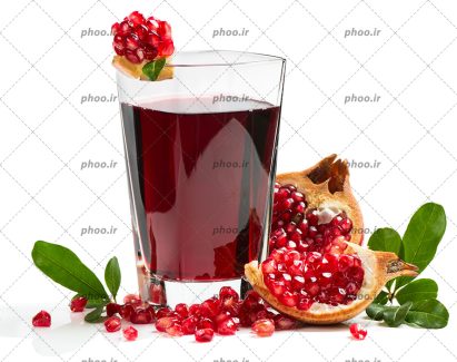 عکس با کیفیت لیوان آب انار در کنار انار و دانه های انار و برگ های سبز