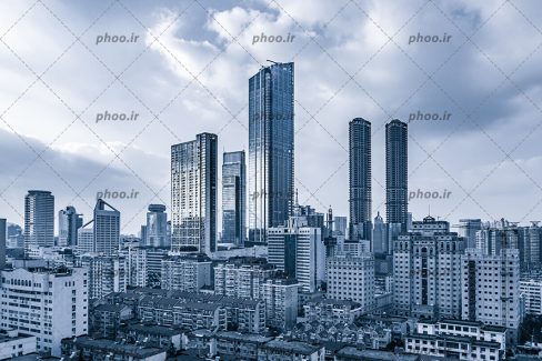 عکس با کیفیت ساختمان های مرتفع در کنار برج های زیبا و شیک و زیر سقف آسمان