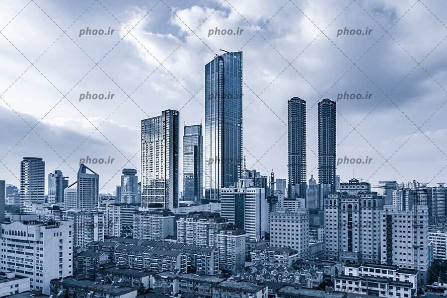 عکس با کیفیت ساختمان های مرتفع در کنار برج های زیبا و شیک و زیر سقف آسمان