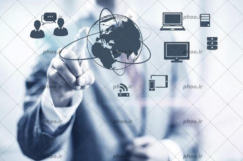 عکس با کیفیت مرد در حال کار کردن با مانیتور شیشه ای و انتخاب آیتم ها