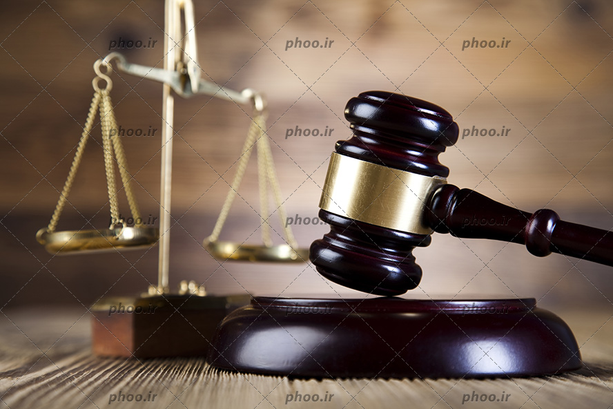 عکس با کیفیت چکش عدالت و ترازو عدالت از نمای نزدیک در کنار یکدیگر
