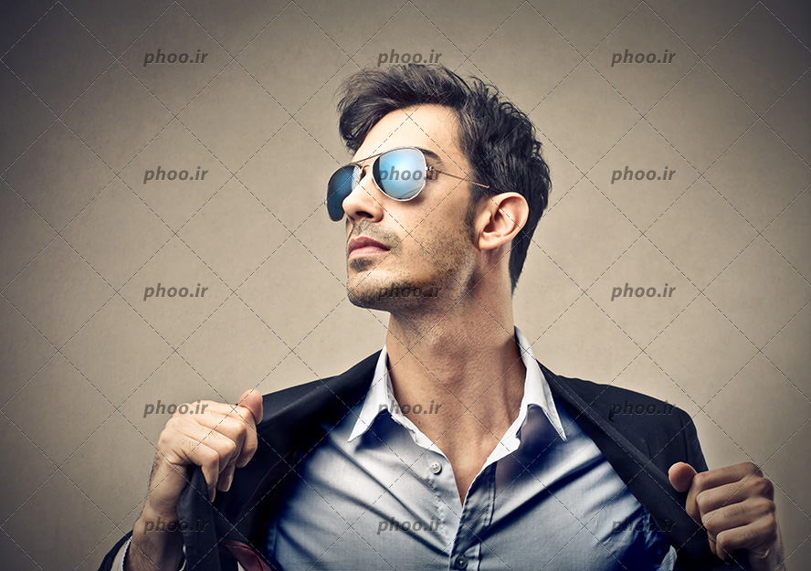 عکس با کیفیت مرد مدل با عینک دودی و کت در حالت سه رخ