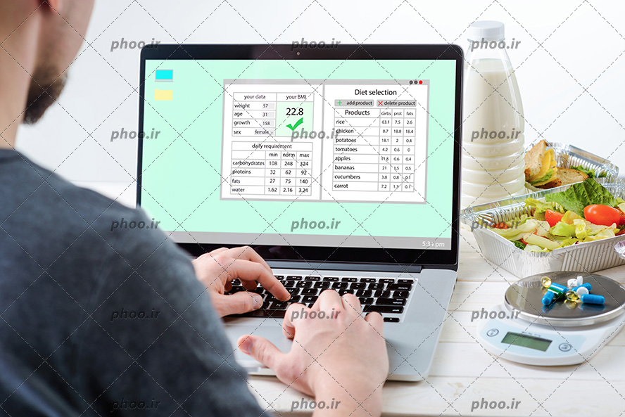 عکس با کیفیت سبزیجات و مواد مقوی بر روی میز و مرد در حال چک کردن رژیم غذایی خود