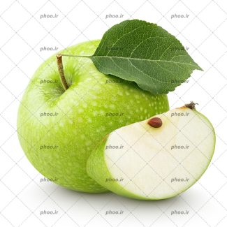 عکس با کیفیت یک قاچ سیب در کنار سیب سبز تازه در پس زمینه سفید