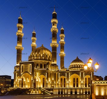 عکس با کیفیت آسمان شب و بنای زیبا و نورانی به شکل مسجد