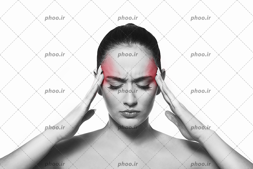 عکس با کیفیت تصویر سیاه و سفید از زن در حال گرفتن شقیقه های به رنگ قرمز خود از میگرن