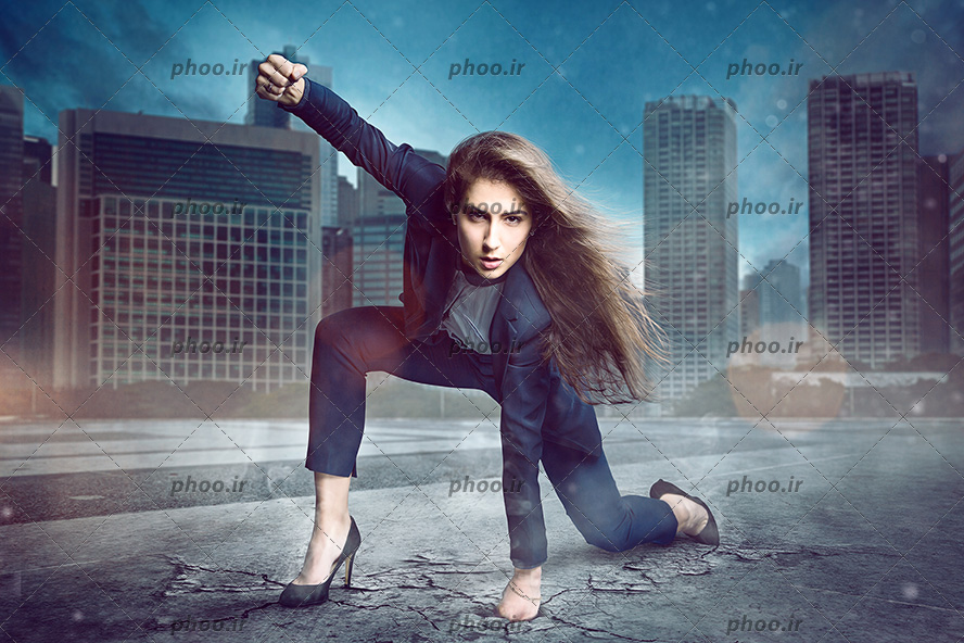 عکس با کیفیت زن جنگجو با کت و شلوار مشکی نشسته بر روی سقف ساختمان