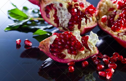 عکس با کیفیت انار های نصف شده به رنگ سرخ