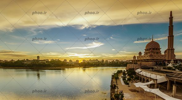 عکس با کیفیت مسجد کوچک با یک گلدسته در کنار دریاچه زیبا و انعکاس تصویر آسمان در آب