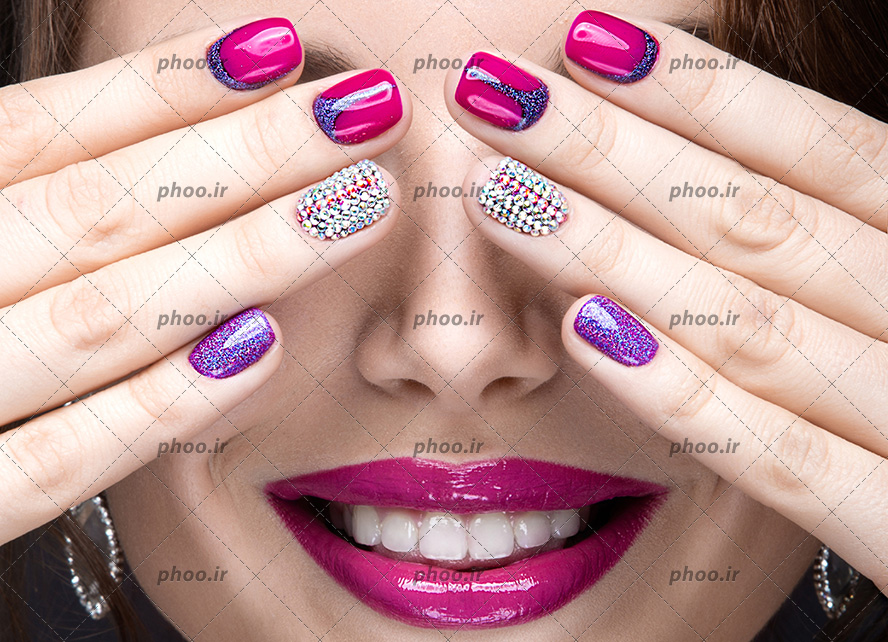 عکس با کیفیت رژ صورتی زیبا بر روی لب های زن و ناخن های لاک زده به رنگ صورتی در مقابل چشم ها